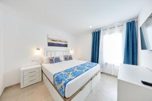 贝尼多姆Sonrisa Deluxe Apartments, Levante的白色的卧室设有床和窗户