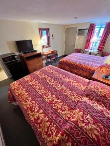 巴特利特北美殖民地汽车旅馆和小屋的酒店客房配有两张床和一张书桌