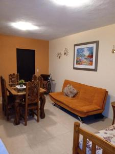 瓜纳华托La Casa Rosa Guanajuato的客厅配有沙发和桌子