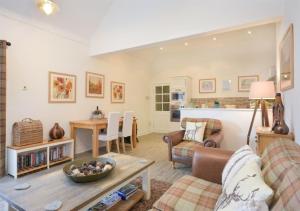 阿尼克Bucklaw Cottage的客厅配有沙发和桌子