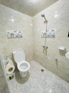 阿加迪尔darna surf house anza的一间带卫生间和淋浴的浴室