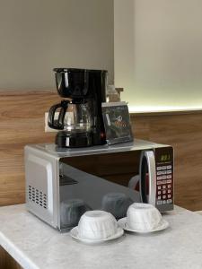 新拉雷多HOTEL LOS ROBLES的微波炉上方的咖啡机