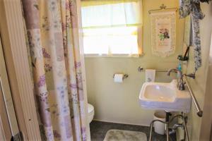 吉尔福特Varney Point Studio的一间带水槽和卫生间的浴室以及窗户。