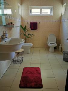 科托努L'Address的一间带水槽和卫生间的浴室