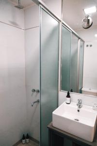 门多萨356 Apartments -的一间带水槽和淋浴的浴室