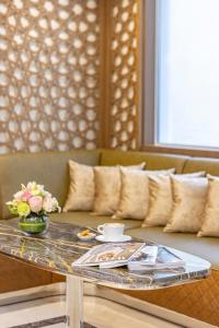迪拜Golden Sands Suites的带沙发的客厅内的茶几