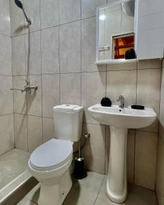 OniIano的一间带卫生间和水槽的浴室