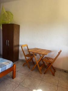 伊比科阿拉Pousada Serra Aquarela - Mini casas的一张木桌和两张椅子
