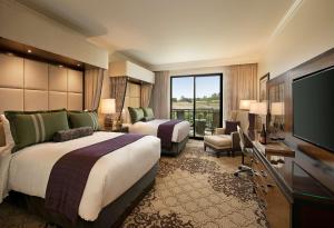 纳帕Grand Reserve at The Meritage的酒店客房设有两张床和一台平面电视。
