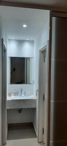 马德普拉塔Gutem的一间带水槽和镜子的浴室
