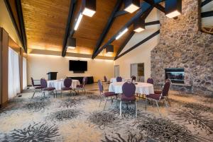 桑德贝诺维斯特贝斯特韦斯特优质酒店及会议中心的一间设有桌椅和石墙的会议室