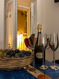 巴里Porto Antico的桌子上放有一瓶葡萄酒和两杯酒