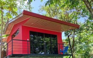 曼努埃尔安东尼奥Villas In Sueño Private Jungle Hotel的红色树屋,有红色屋顶