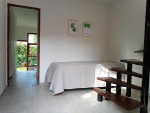 马德普拉塔casita moderna frente al bosque的一间卧室配有床和两张木制长椅