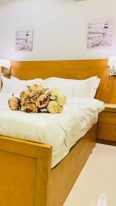 阿尔卡吉Aljadel hotel的一张床上放着一束鲜花