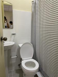 圣多明各VBermor Hotel的浴室配有白色卫生间和盥洗盆。