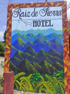 MatlapaHotel Raíz de Sierra的山画的酒店标志