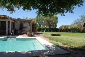 墨西卡利Ranchito La Querencia的庭院中带游泳池的房子