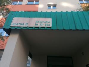 比亚韦斯托克Alterra Apartment,13 legionowa street, flat, mieszkanie 41的绿色屋顶建筑顶部的标志