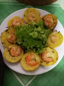 永隆Homestay Ngoc Sang的桌上一盘带虾和生菜的食物