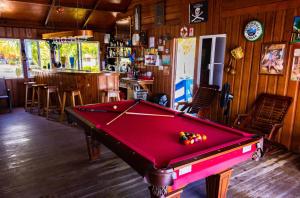 丹格里加Blue Marlin Beach Resort的一张位于房间中间的台球桌