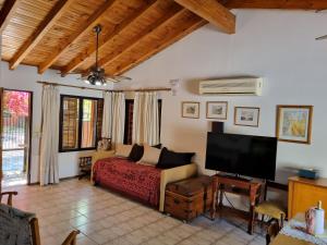 门多萨La casa de Chiqui的一间卧室配有一张床和一台平面电视