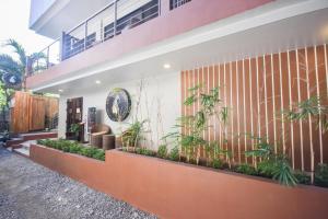长滩岛Island Princess Resort & Spa Boracay的一座植物在建筑的一侧