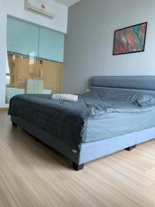 Bagan JermalJazz Service Suites 2 bedroom 35-1 by Yen's Sojourn的一间卧室,卧室内配有一张大床