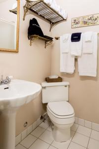 汤森港The Bishop Hotel的浴室配有卫生间、水槽和毛巾。