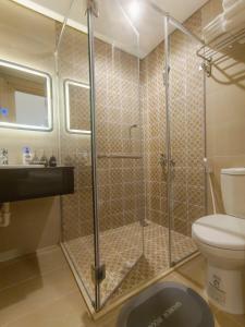 富国Elene Phu Quoc的带淋浴和卫生间的浴室