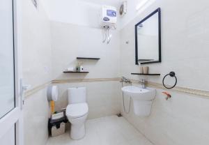 河内Legume House - 30m to centre的白色的浴室设有卫生间和水槽。