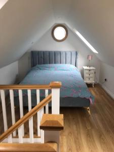 戈尔韦Burren 1 Bed Detached Guesthouse的一间卧室配有一张带蓝色棉被的床