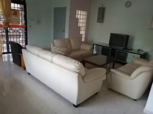 麻坡JOYFIN homestay roomstay muar的客厅配有沙发、椅子和电视
