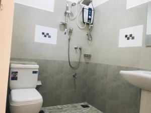 卡特勒格默Hotel Ganthera Kataragama的带淋浴、卫生间和盥洗盆的浴室