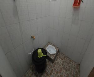 ImogiriDesa Wisata Bendo Exotic Camp的一间小浴室,在摊位设有厕所