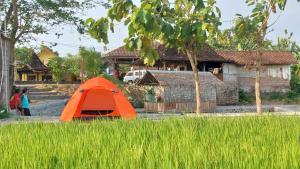 ImogiriDesa Wisata Bendo Exotic Camp的一座建筑前的橙色帐篷