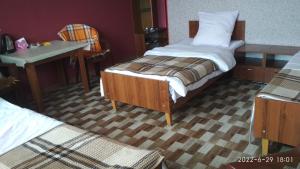 库萨雷Motel的一间卧室配有两张床、一张桌子和一张书桌