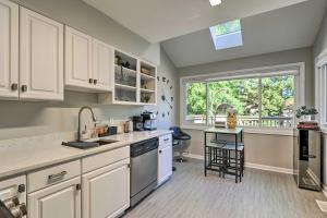 安纳波利斯Annapolis Vacation Home 2 Mi to Quiet Waters Park的一间厨房,配有白色的橱柜和大窗户