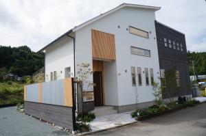 Tsuru SORAYADO 宙宿的白色的黑白外墙房子