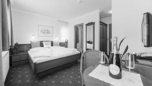 伊施格尔Hotel24Steps的酒店客房,配有床和两杯酒杯