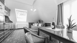 伊施格尔Hotel24Steps的客厅配有带一瓶葡萄酒的桌子