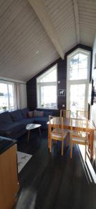 法伦Lakeside log cabin Främby Udde Falun的客厅配有沙发和桌椅