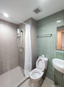 曼谷POP Heritage Residence的带淋浴、卫生间和盥洗盆的浴室