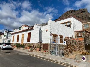 莫甘海滩Beautiful beach house in traditional Canarian style的山上的白色建筑