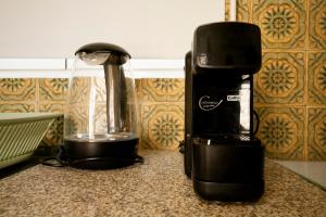 PopuloCasa da Avó Marquinhas的咖啡壶和柜台上的搅拌机