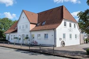尼布尔Eichhorns的白色的建筑,带有棕色的屋顶