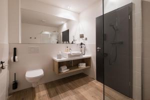 尼布尔Eichhorns的带淋浴、卫生间和盥洗盆的浴室
