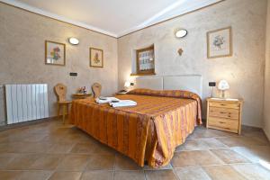 圣斯泰法诺达韦托Residence Grand Hotel SIVA - Adults Only的一间卧室配有一张带橙色床罩的大床