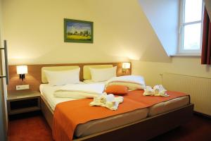 吕本瑙安拉格斯塔里克酒店的一间卧室配有一张白色鲜花的床