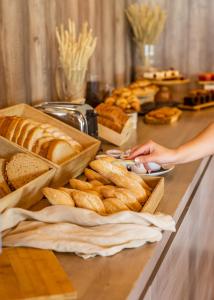 纳瓦拉Hotel TorreMirona Golf & Spa的各种面包的自助餐